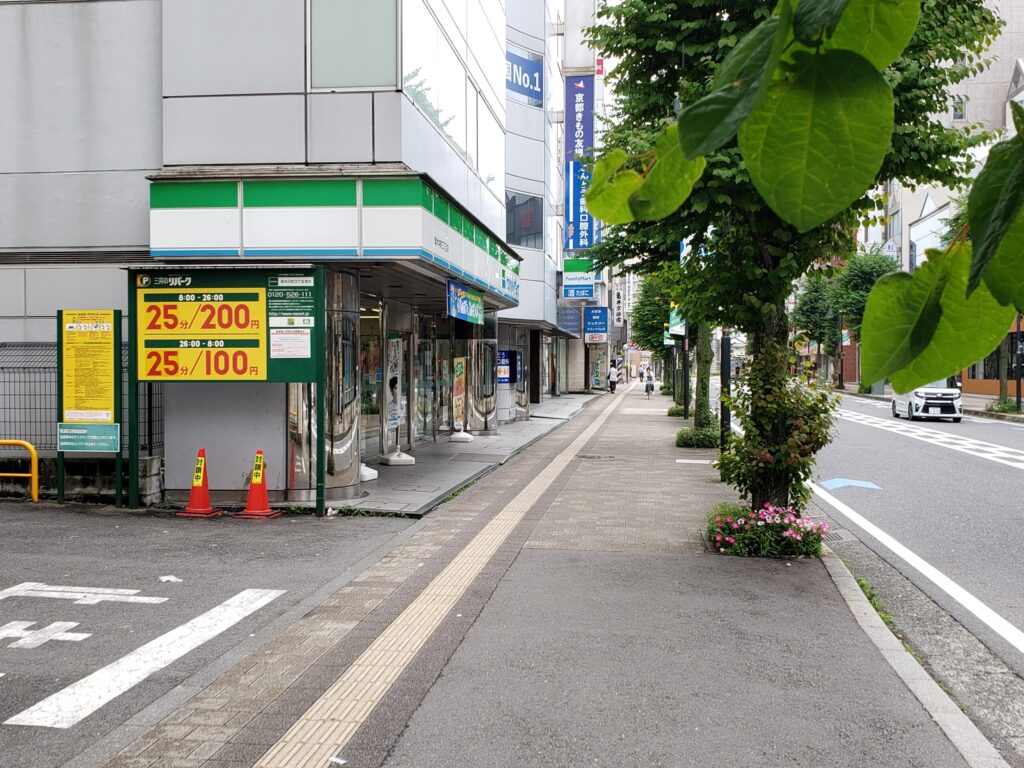 大通りにあるコンビニ