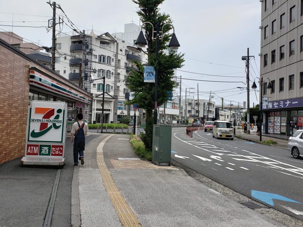 「中央公園西側」交差点前のコンビニ