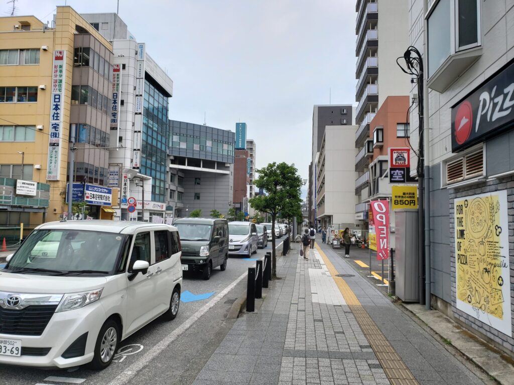 交差点を曲がった先の通り