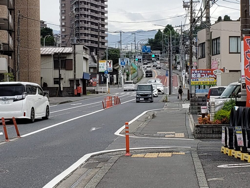 交差点先の上り坂
