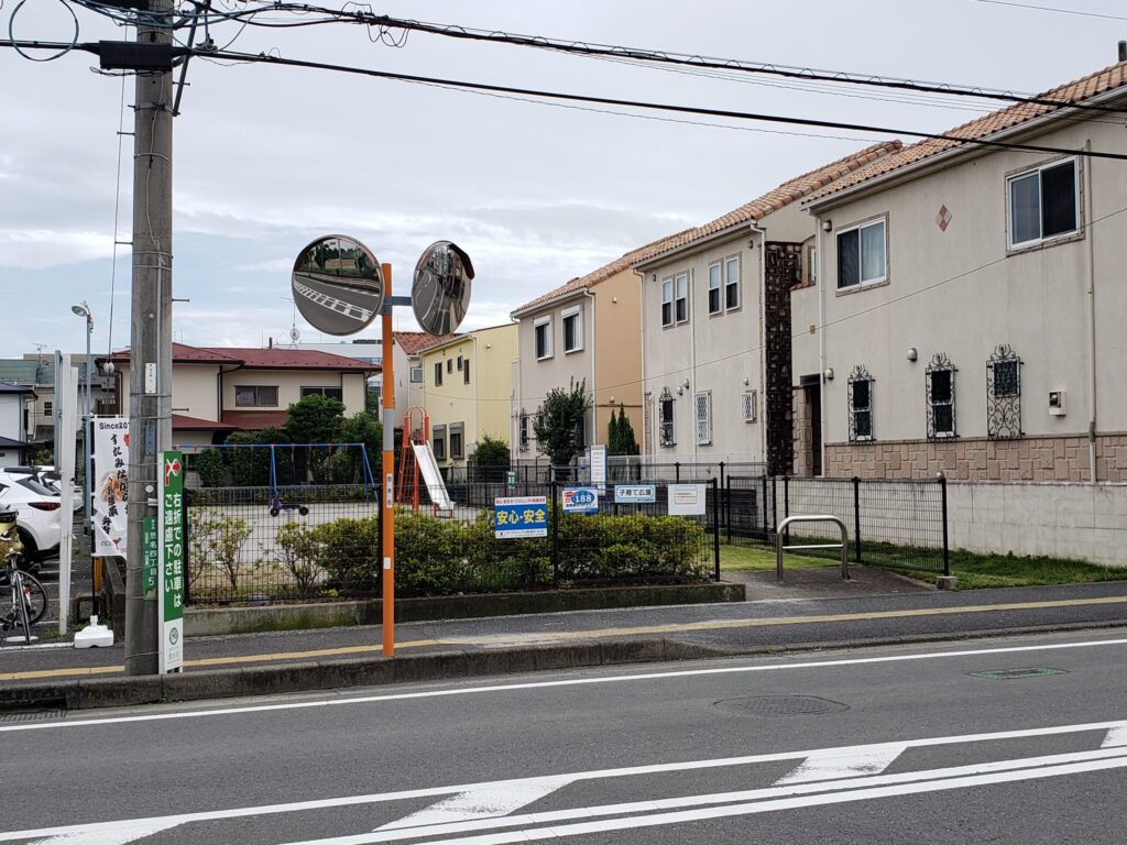 高校周辺にある小さな公園