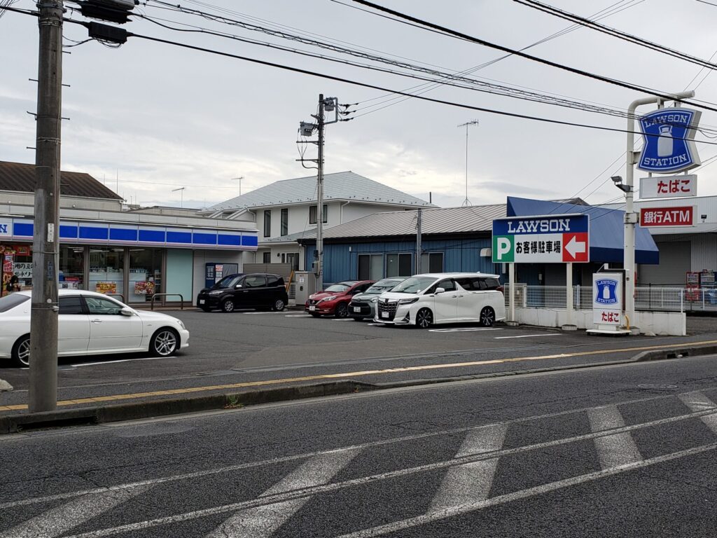 高校周辺にあるコンビニ