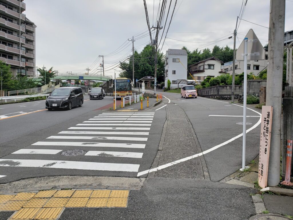 最寄りバス停付近の分かれ道