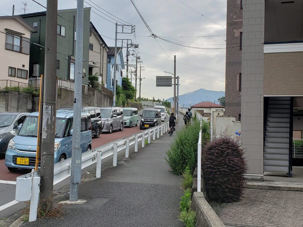 交差点先の上り坂