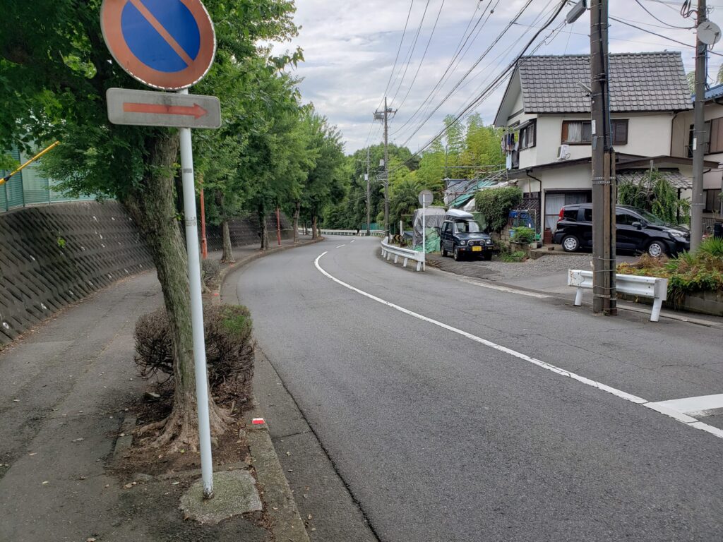 交差点先の下り坂