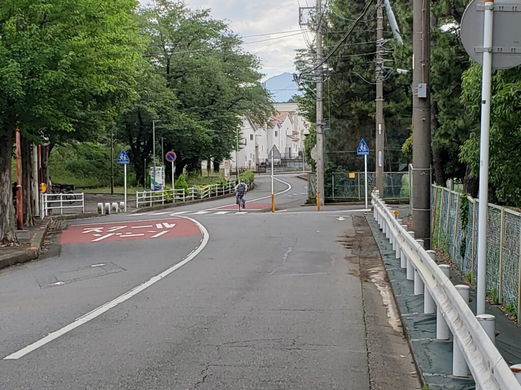 下り坂先の別れ道