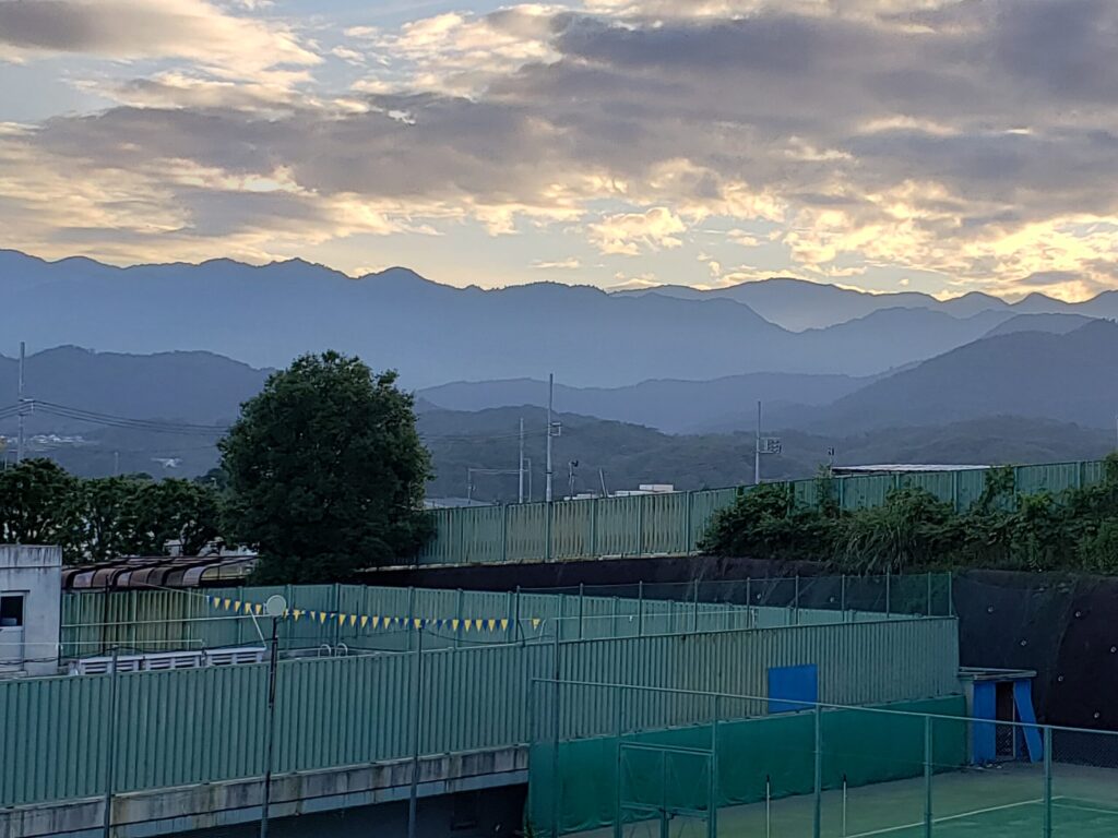 高校近くの山の風景