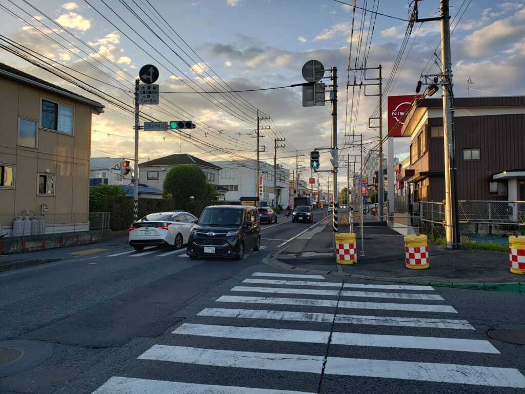 荻野新宿交差点先の道①