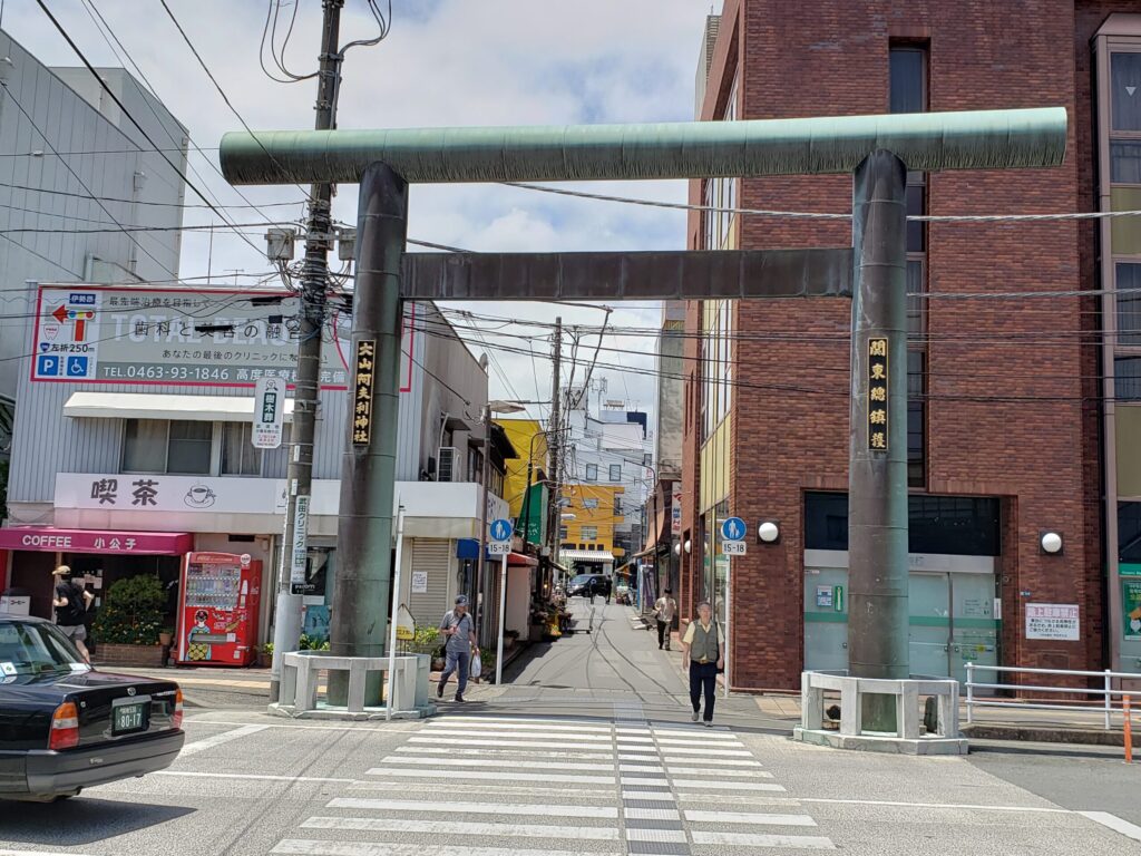 鳥居が目印の小さめ商店街