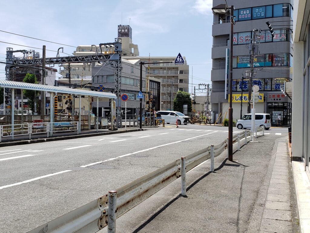 伊勢原駅北口近くの踏切
