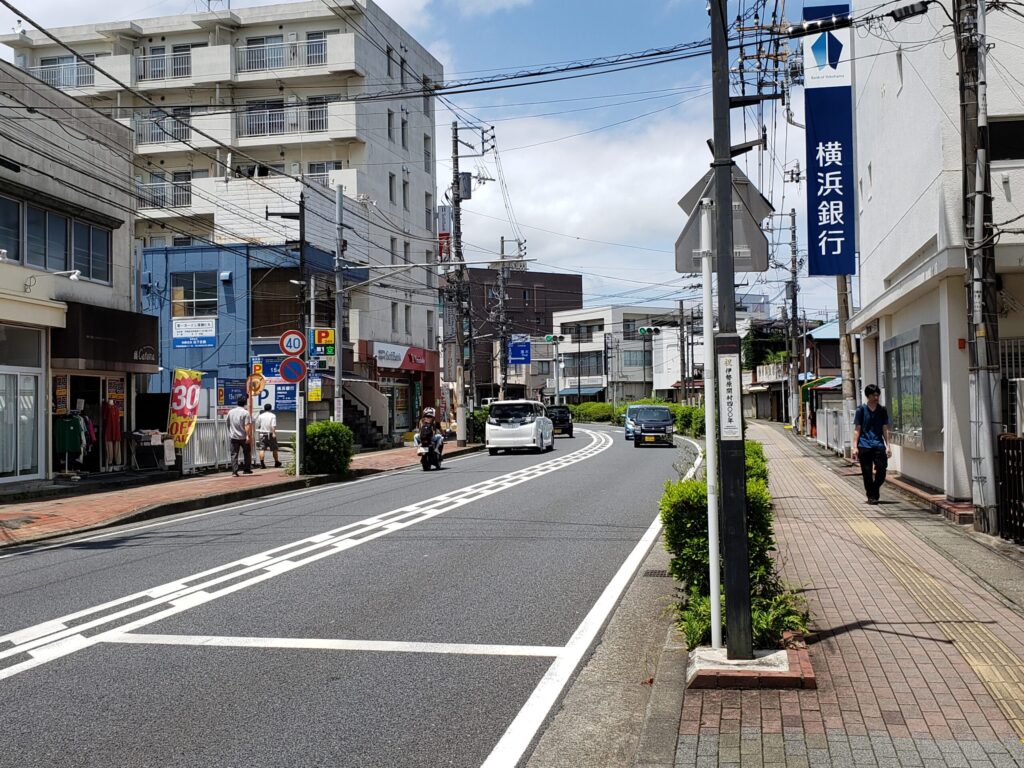 別れ道を曲がった後の通り