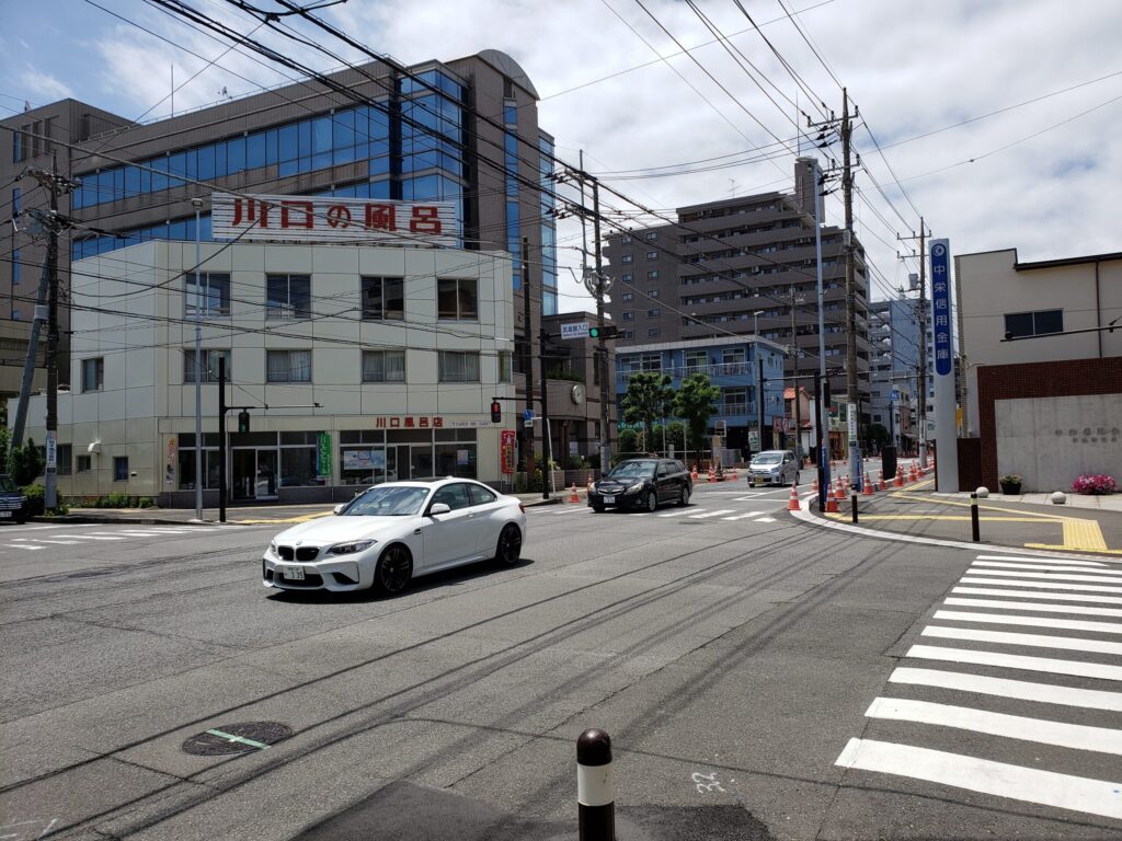 「伊勢原小学校入口」交差点