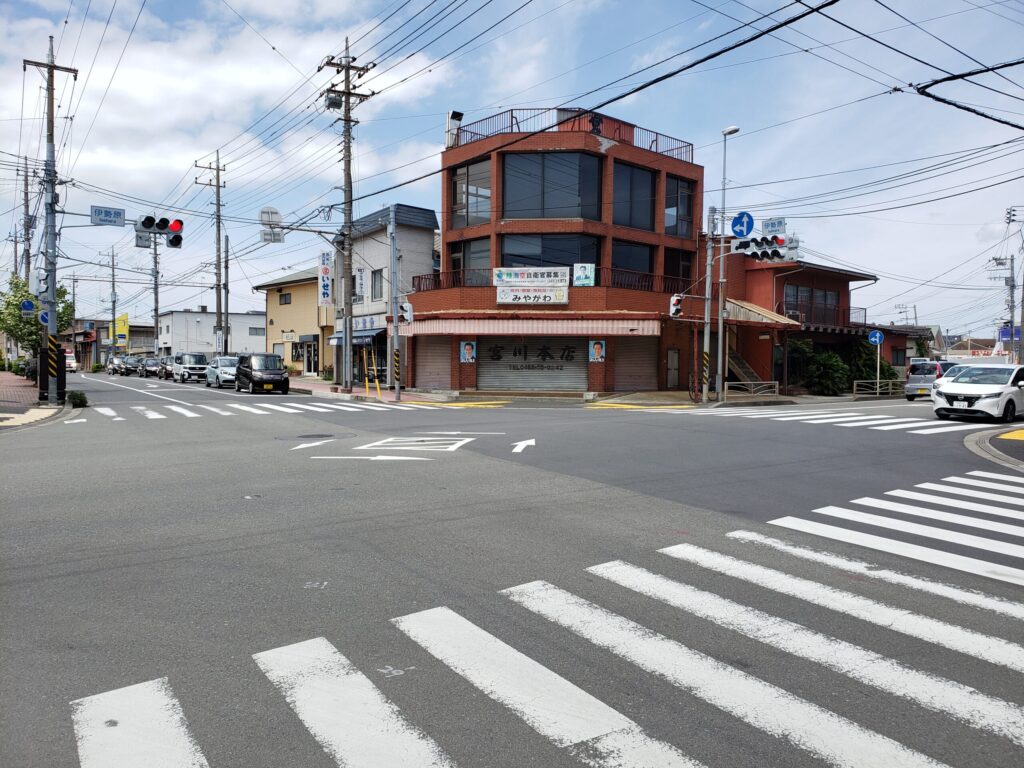 「伊勢原」交差点