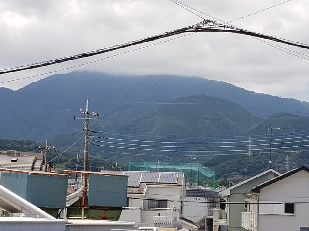 「伊勢原」交差点から見た山の景色