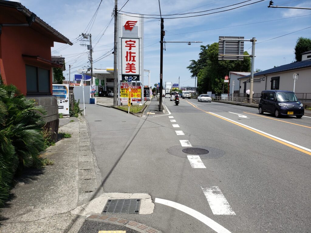 交差点近くにあるガソリンスタンド