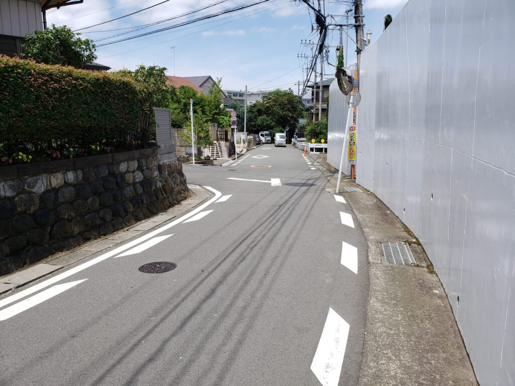 ガソリンスタンド近くの小道