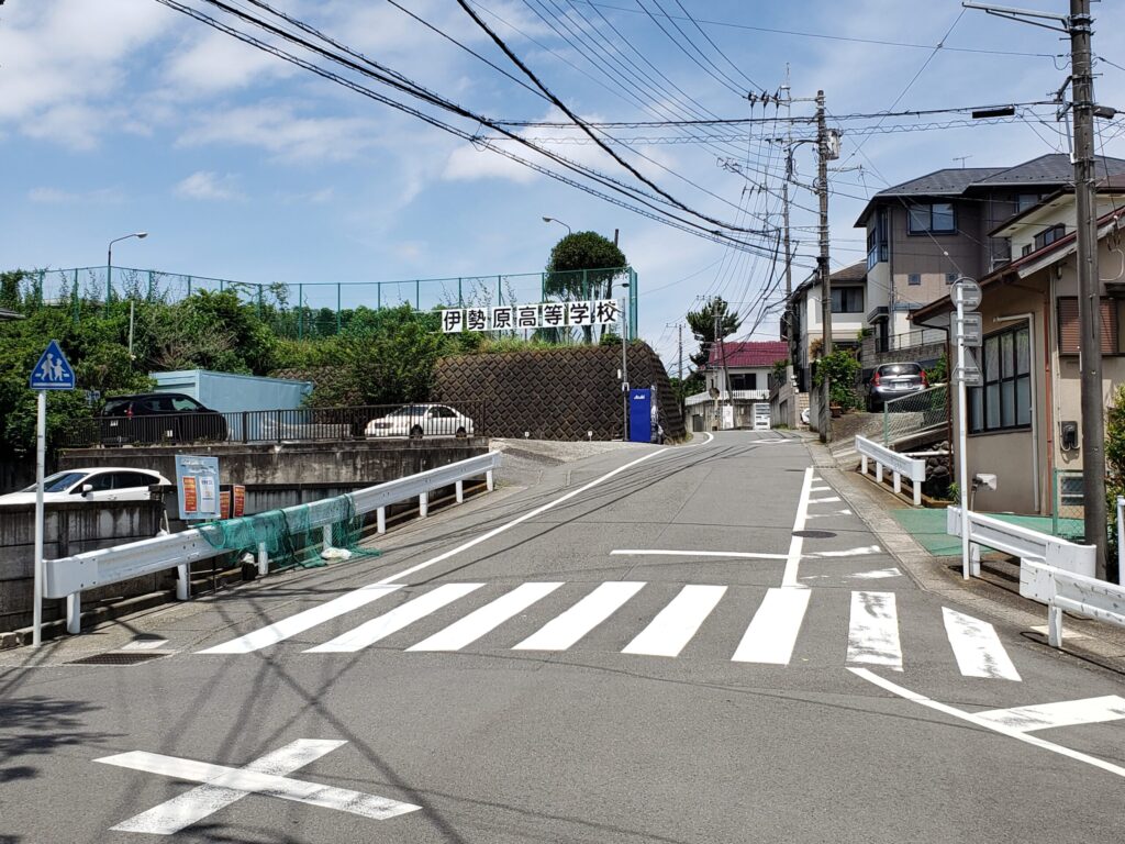 伊勢原高校外観①