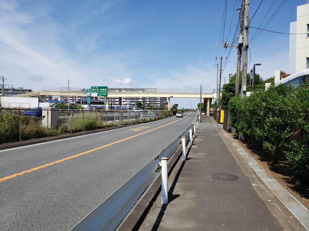 高校沿いの大きな道路