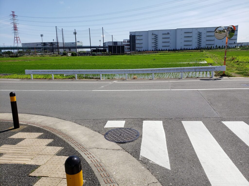 突き当りの水田が広がる交差点