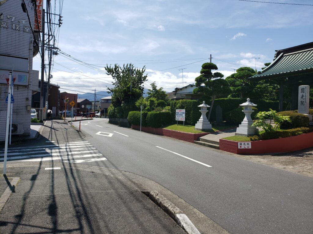 お寺近くの道