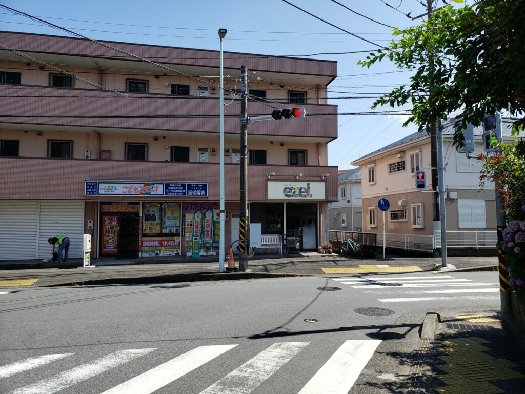 写真スタジオが目印の交差点