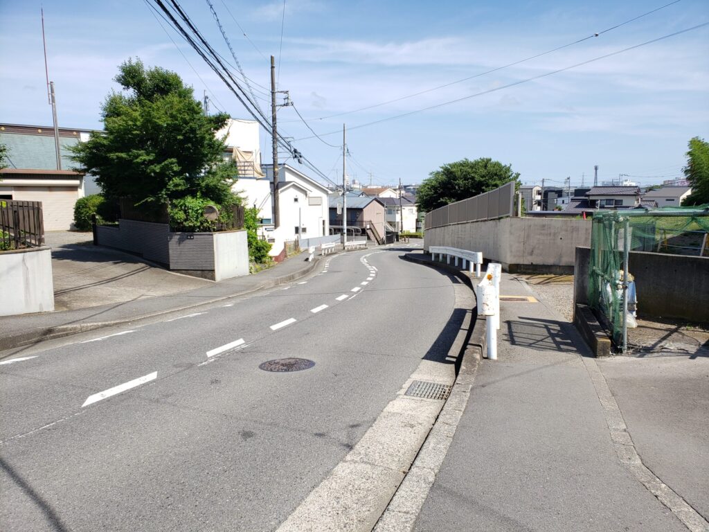 駅近くの下り坂