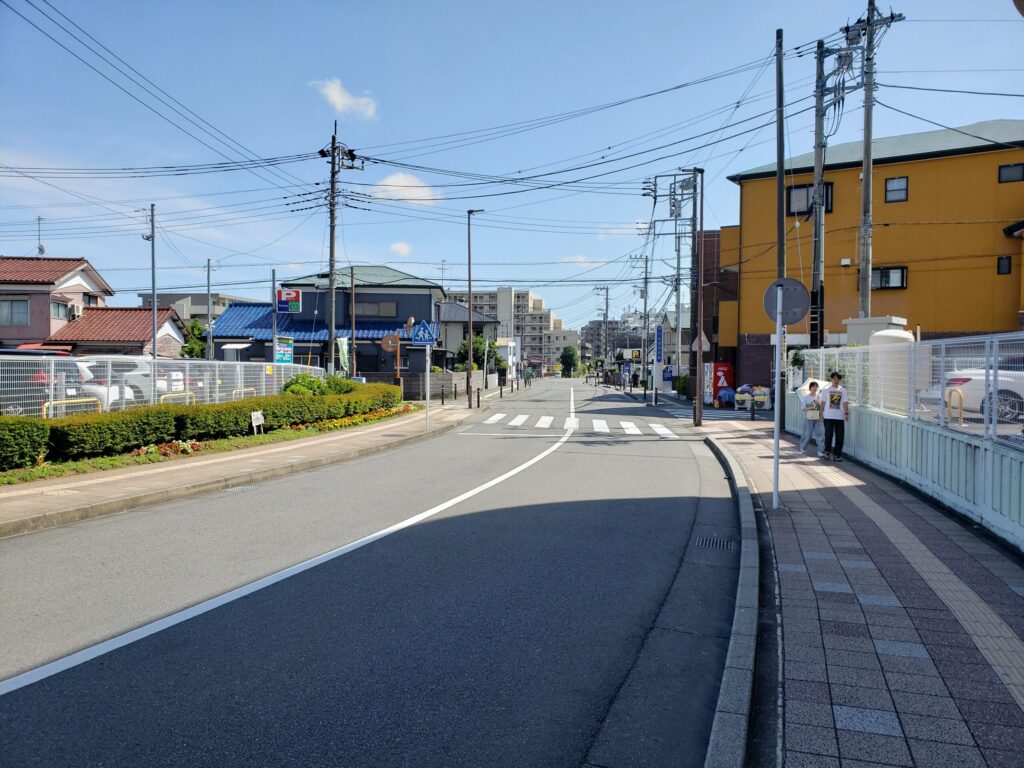 愛甲石田駅南口ロータリー先の道