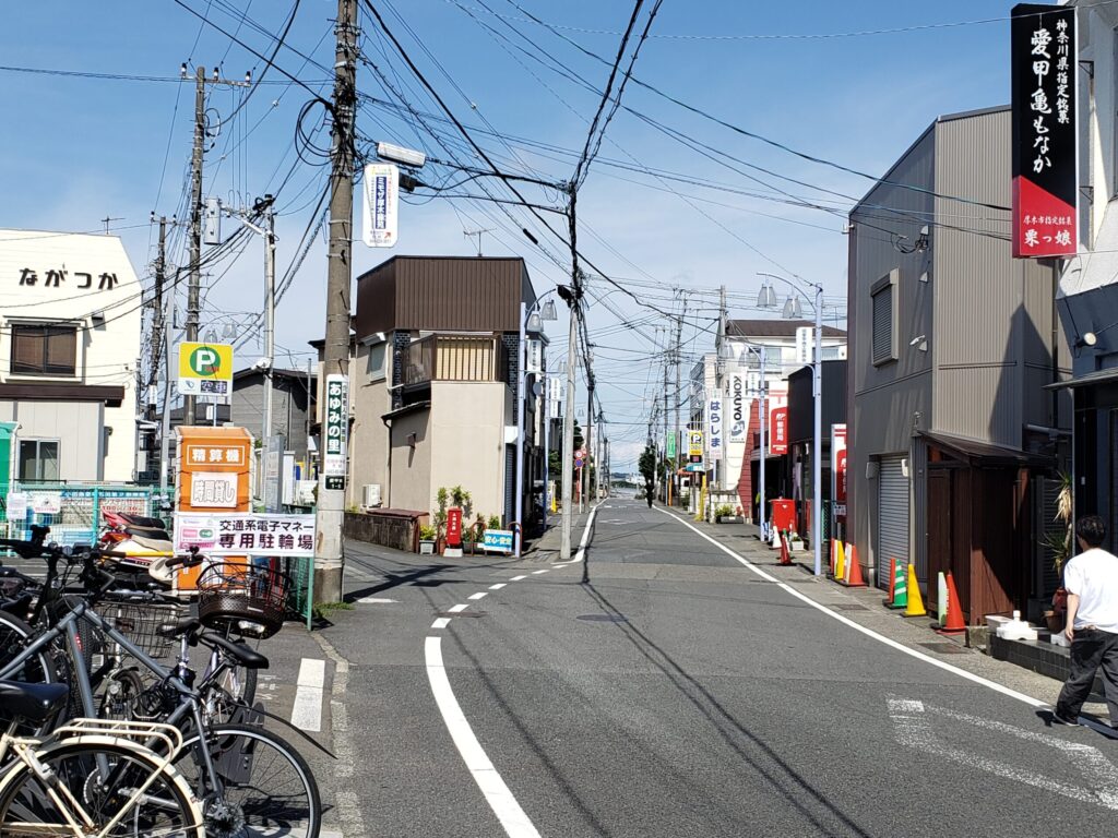 愛甲石田駅南口近くの通り