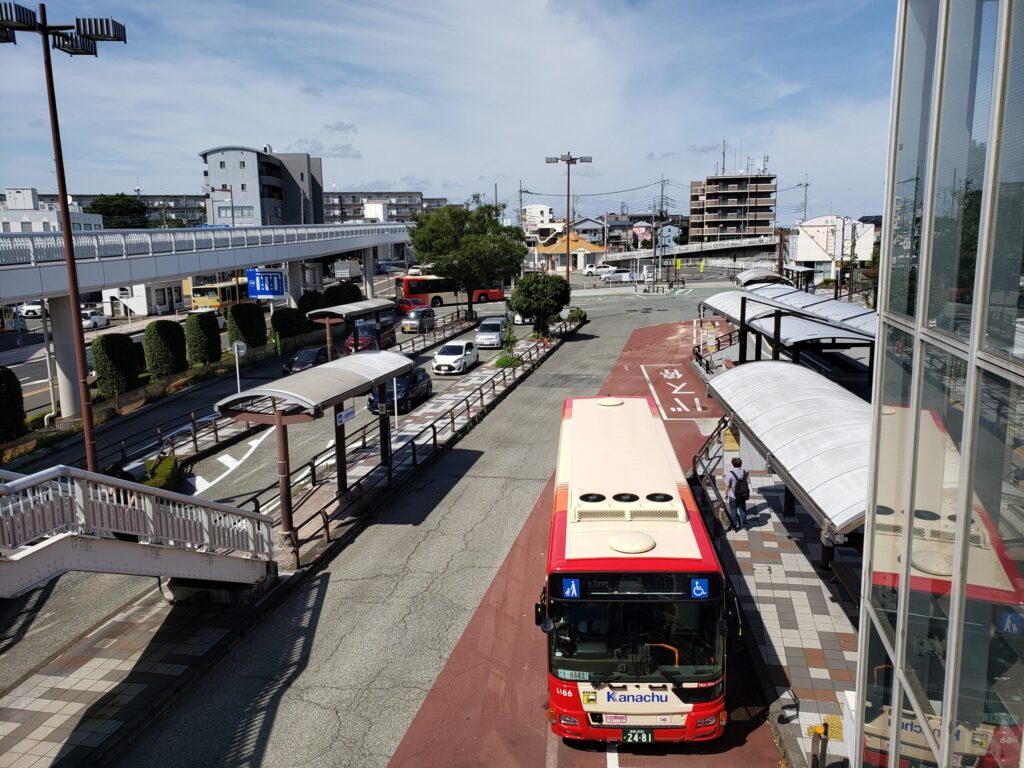 愛甲石田駅北口のバスロータリー