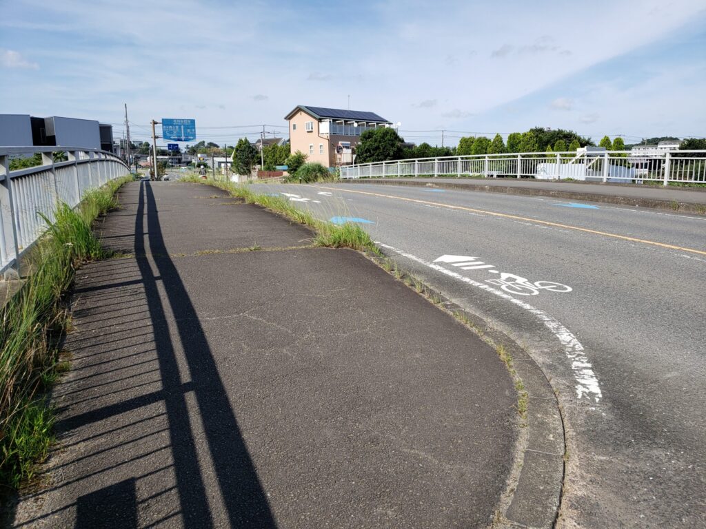 交差点前の橋