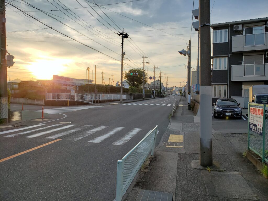 中学校先のまっすぐな道①