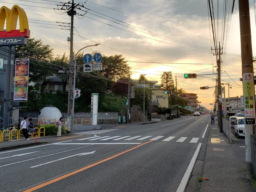 分かれ道先の上り坂
