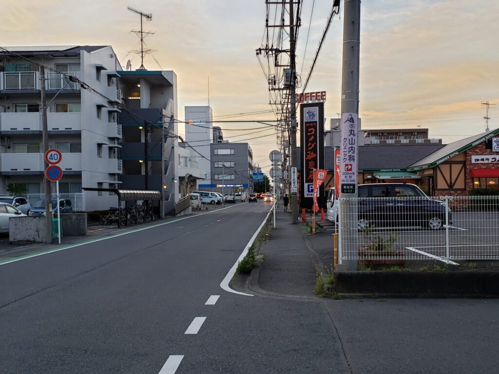 下り坂の先の道