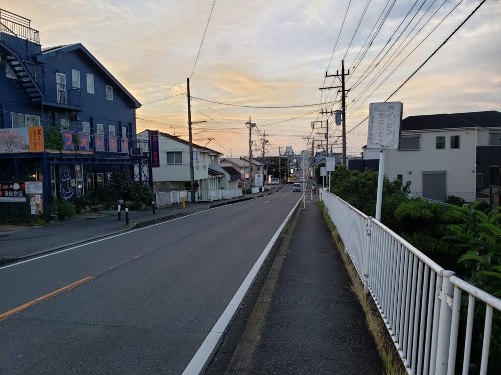 橋の先の下り坂
