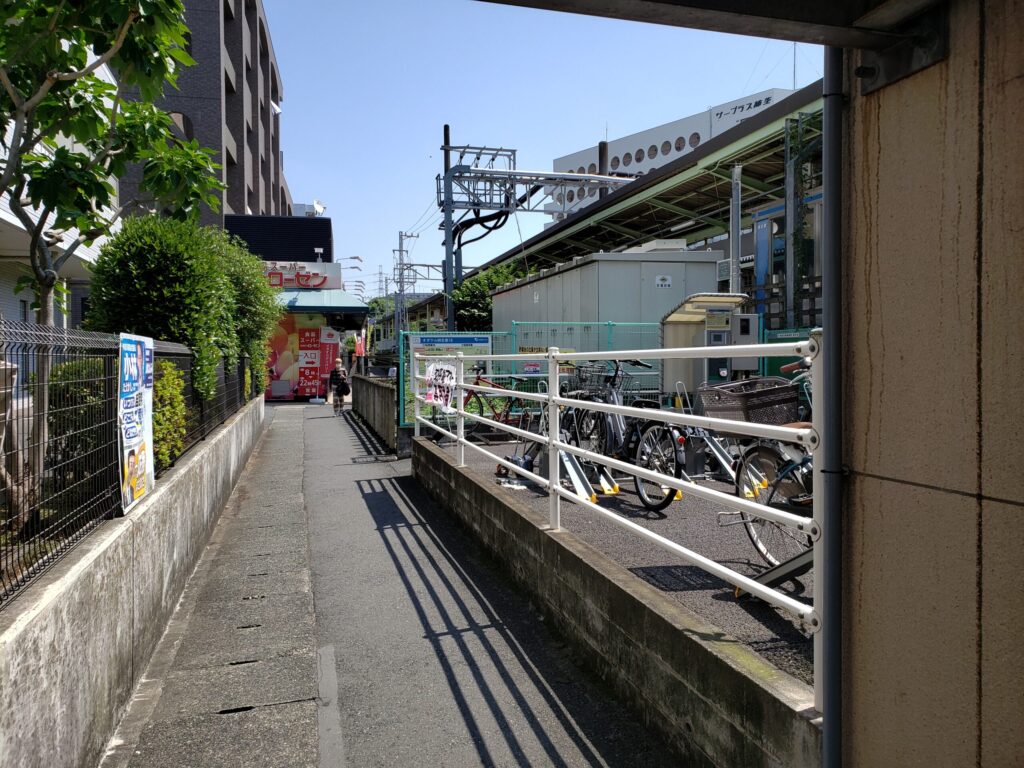 柿生駅北口のようす①