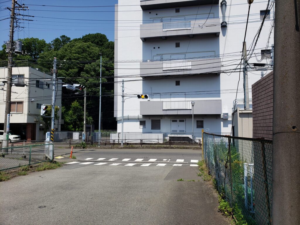 バス乗り場先の交差点