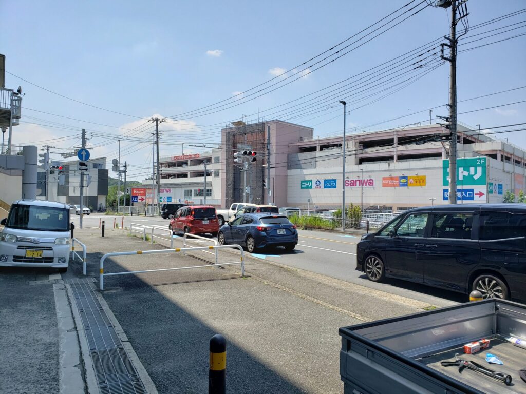 「麻生台団地入口」交差点