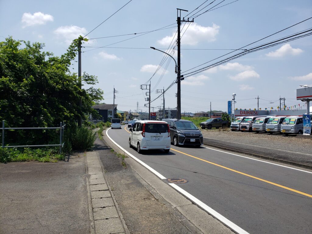 カーブの先の道