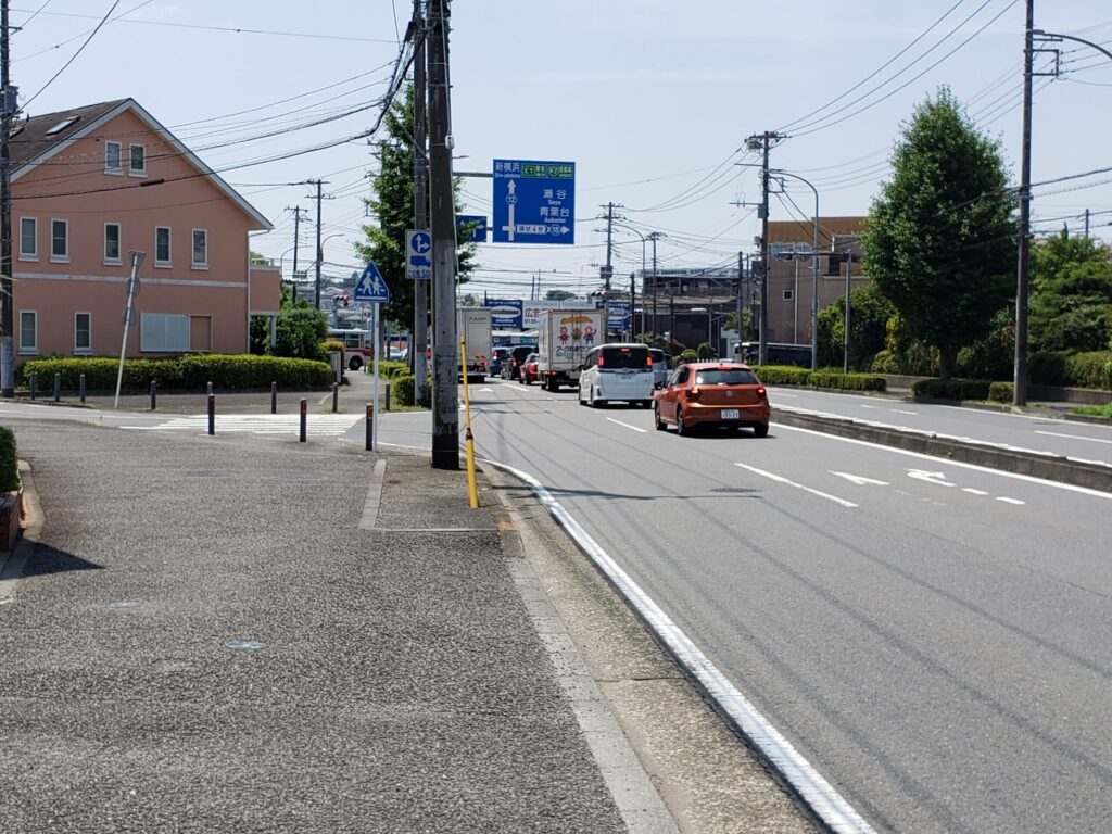大通り前の分かれ道