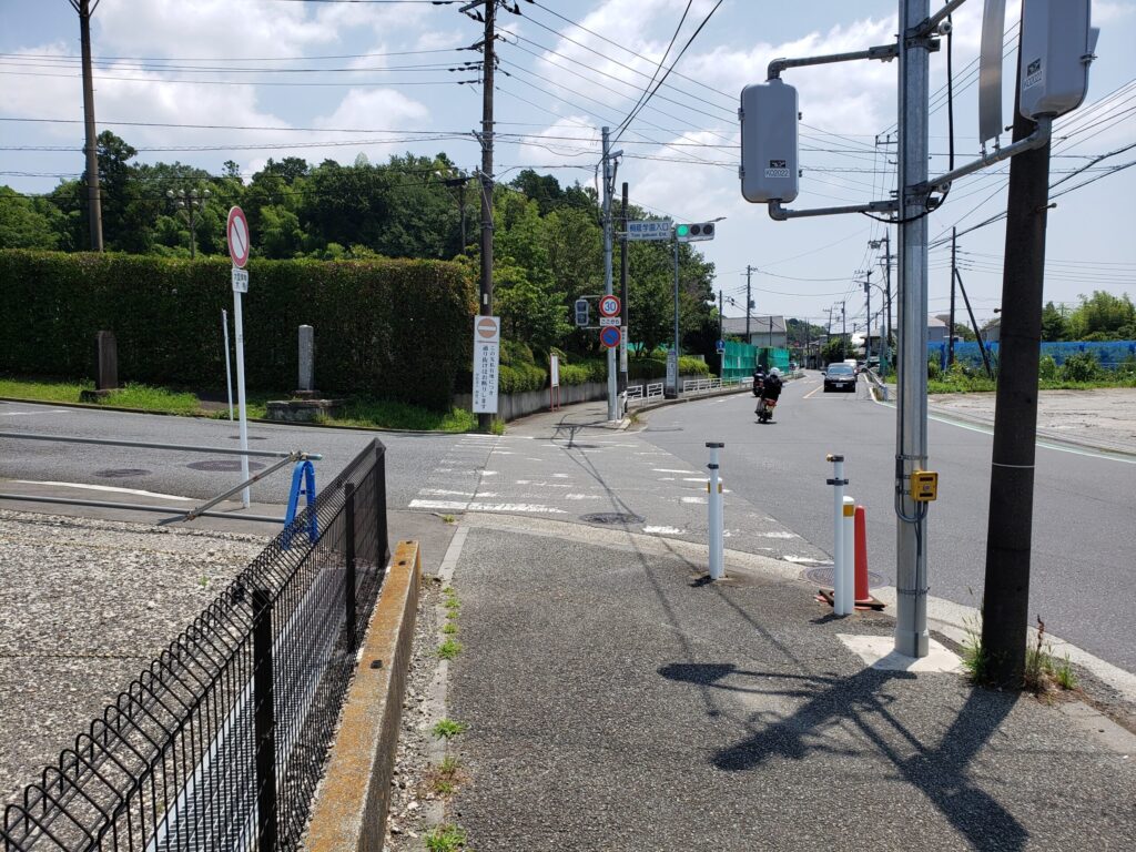 「桐蔭学園入口」交差点