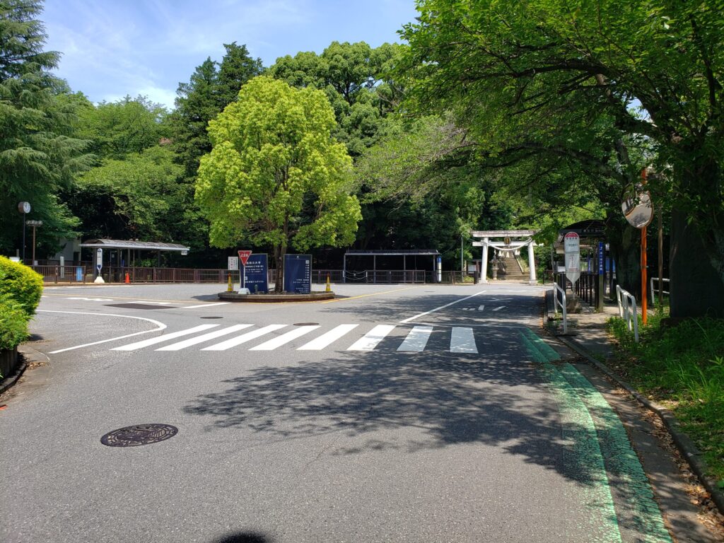 高校前のバス乗り場