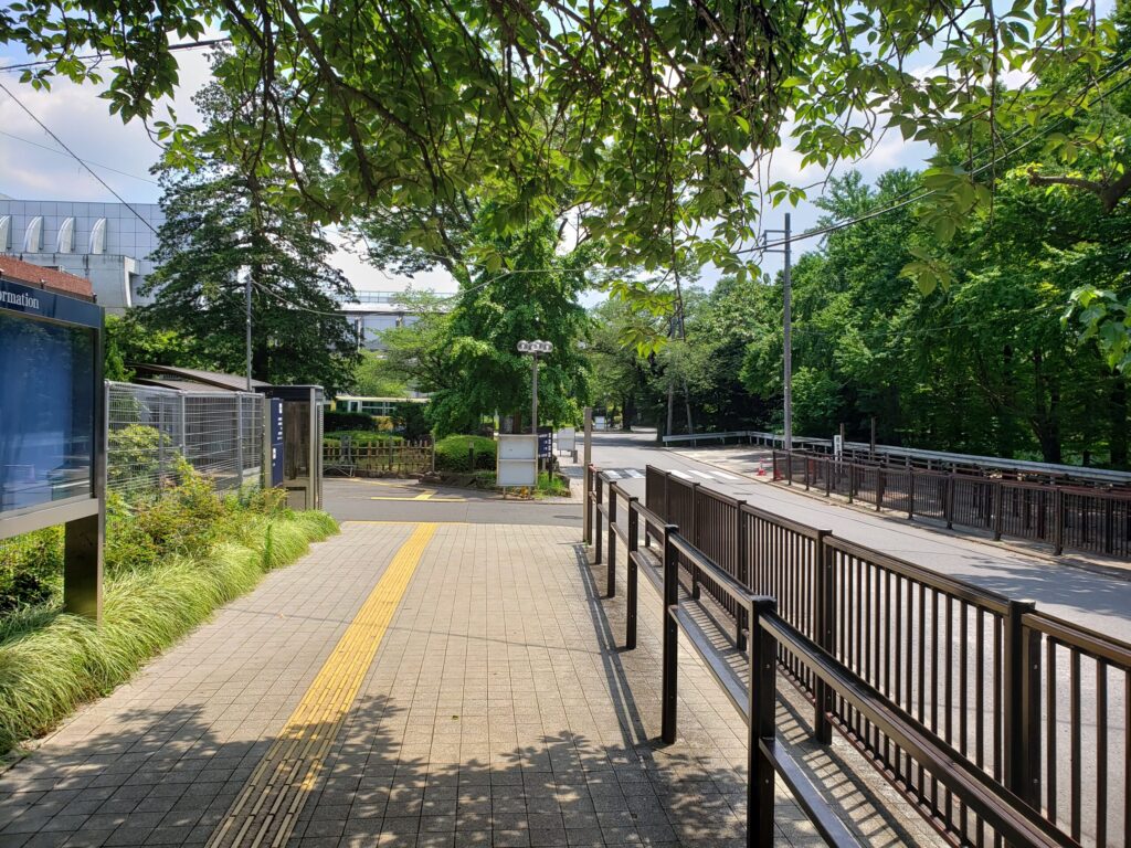 バス乗り場先の校舎入口