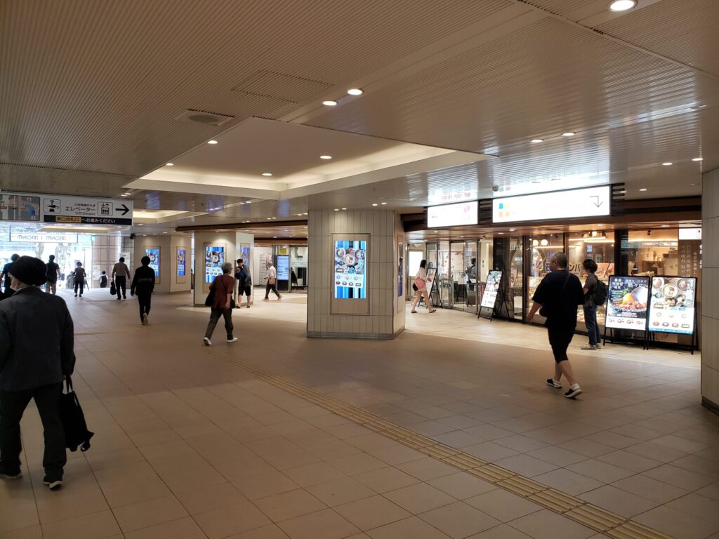 本厚木駅構内