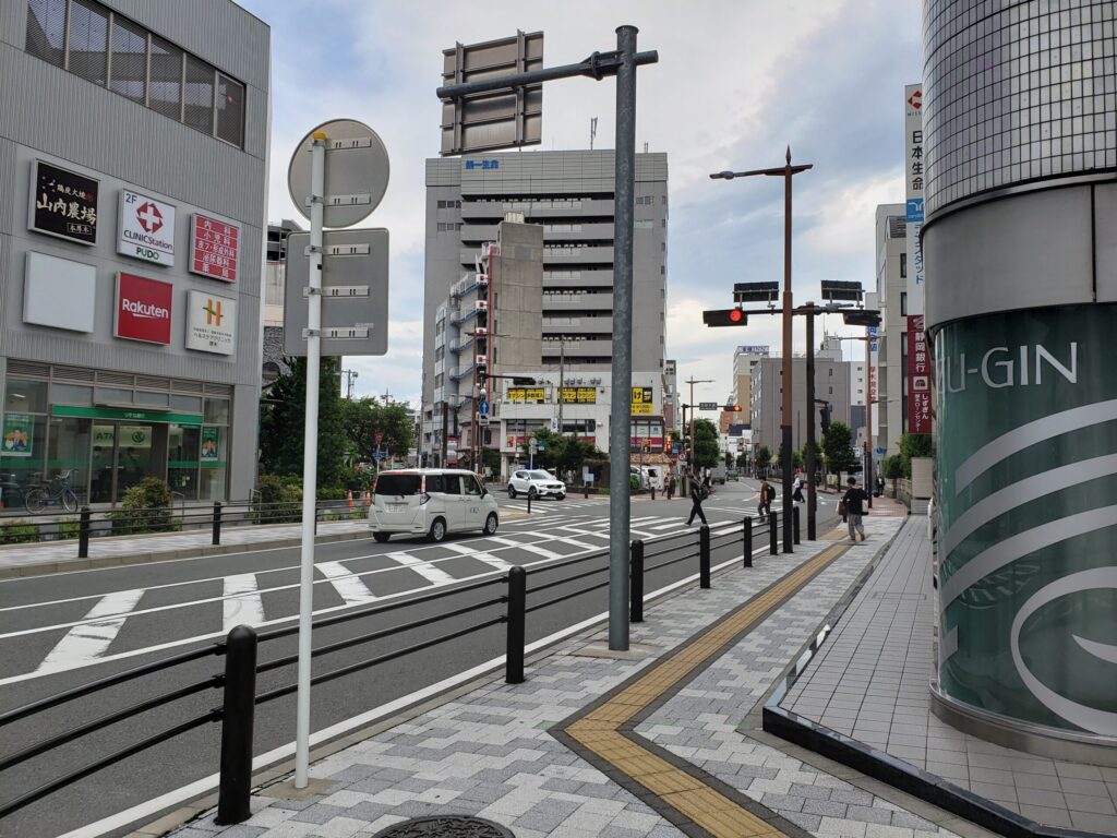 西口バス乗り場の先の道