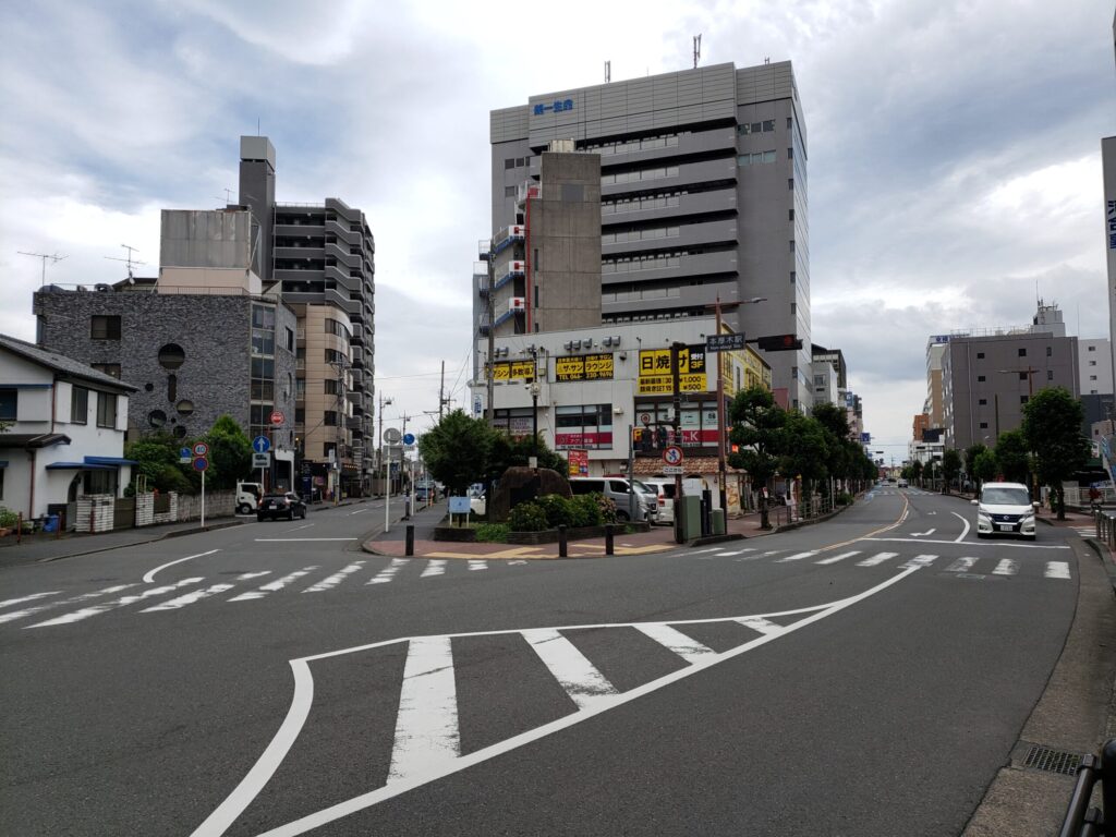 バス乗り場近くの交差点