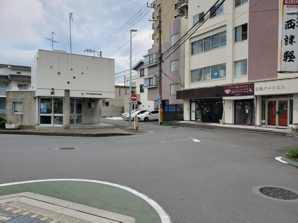 交番がある分かれ道
