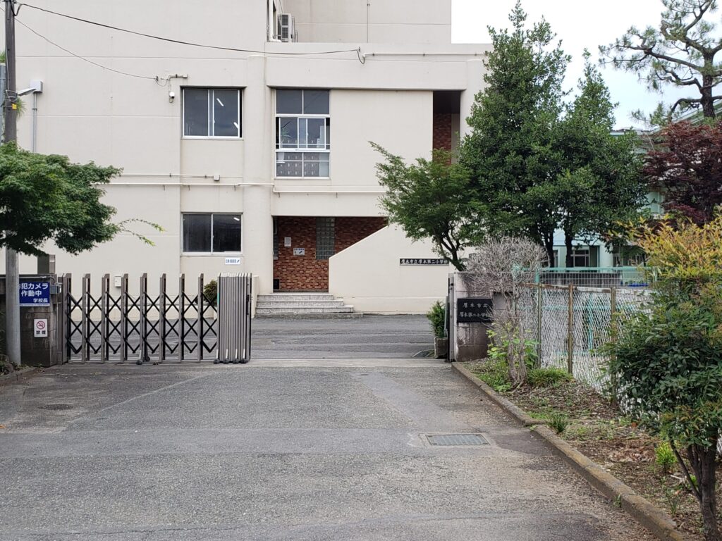 道中にある小学校