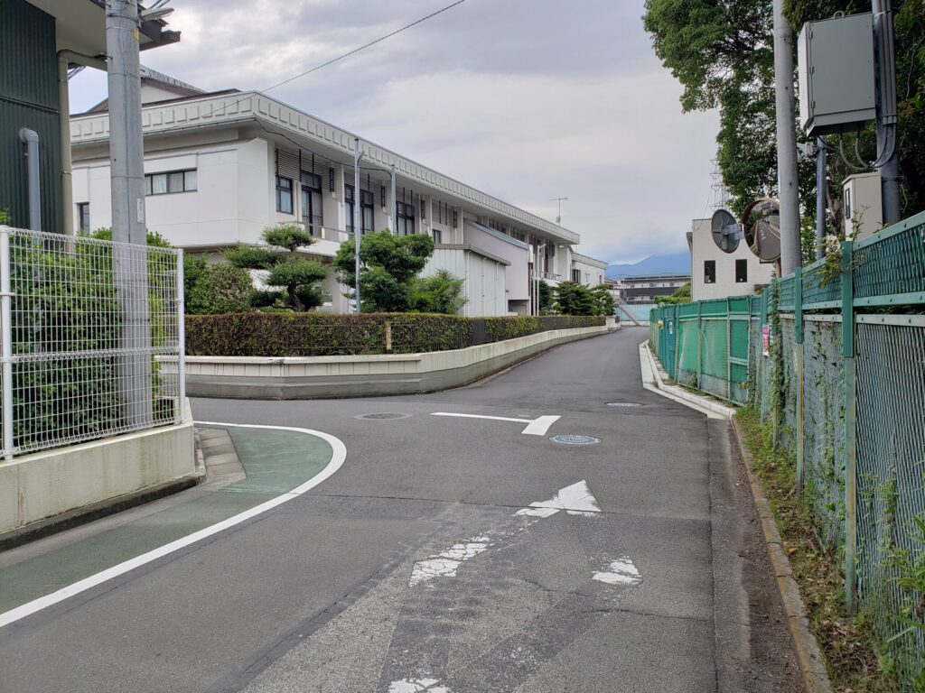 保育園近くの分かれ道