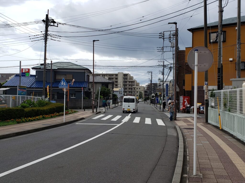 バスロータリーの先の道②