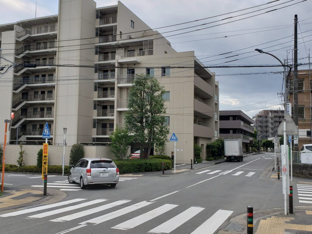 住宅街にある交差点